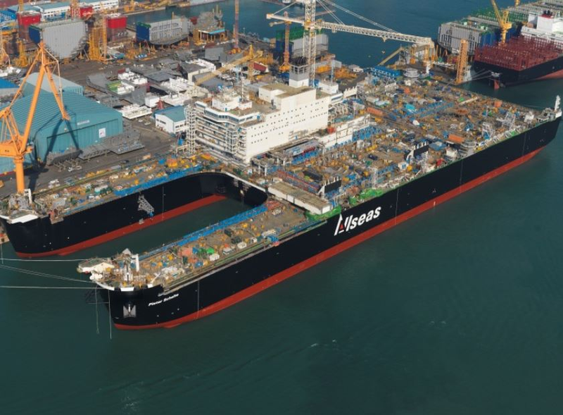 Illustration for article titled This is now Earth's largest ship—so big it can lift oil rigs off the sea